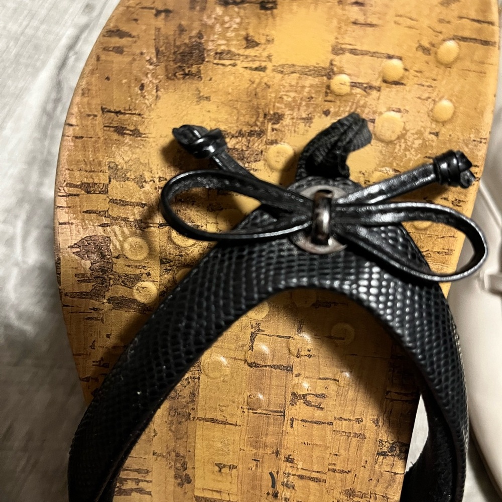 Vionic flip flops - Picture 3 of 3